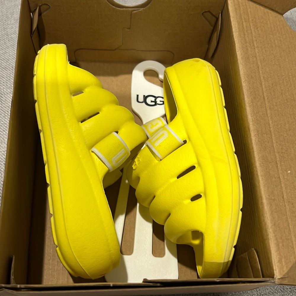 Used Ugg T sport yeah slide yellow size 7 toddler. Lightly used.